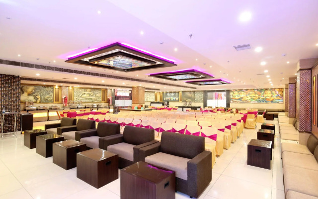 OYO 16827 Hotel Grand M Lajjo