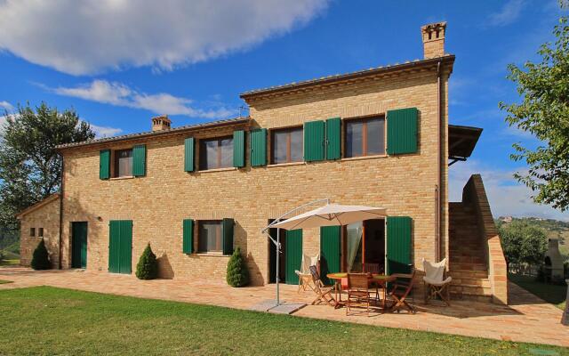 Farmhouse With Swimming Pool in Montelabbate