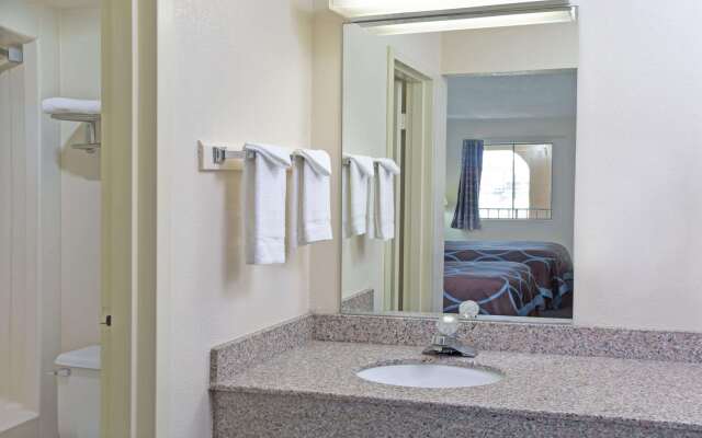 Super 8 by Wyndham Suwanee