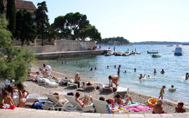 Apartments and rooms with parking space Hvar - 13161