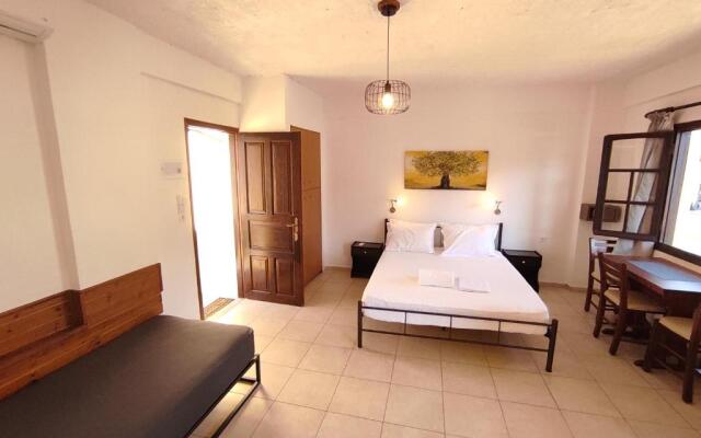Dedalos n2 Mountain View apartment-30 metres from the beach