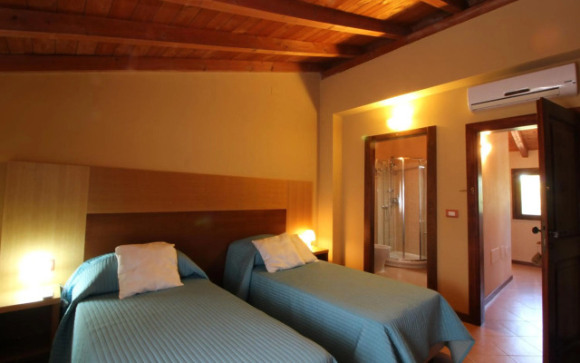 Villa Diana, Marche - intera struttura con piscina