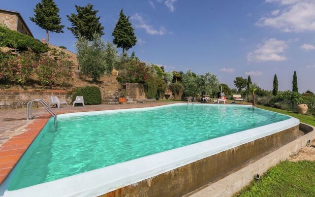 Spacious Mansion in Tuscany with Swimming Pool