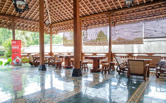 Joglo Manggisan Syariah by Oyo Rooms