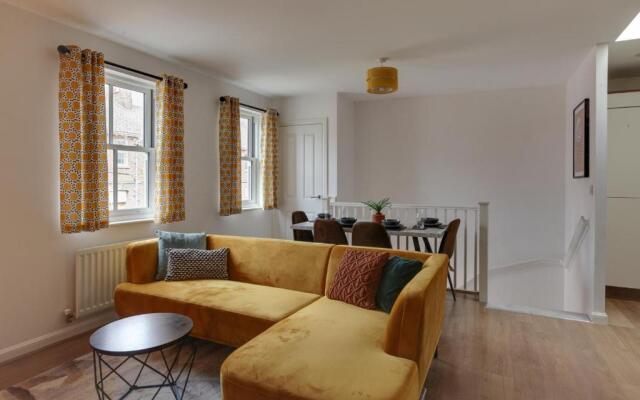 Beautiful Two Bedroom Coach House - Free Parking & Netlfix