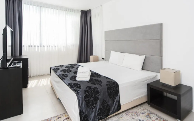 Luxurious 3BR Beach Front Apt Parking