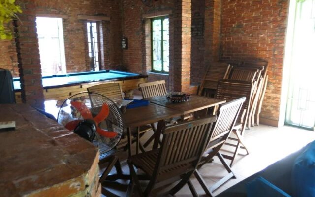 Oasis Bar and Hostel