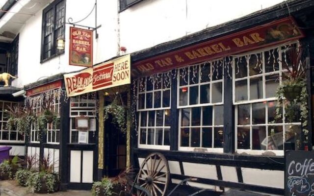 The New Inn by Roomsbooked