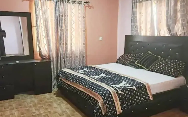 6 Bedroom Serviced Apartments In House in Benin