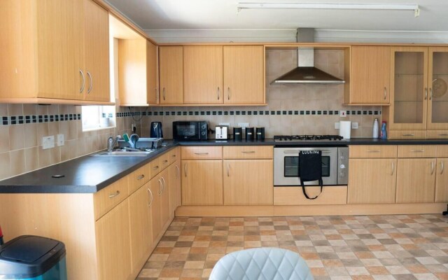 Stunning 6-bed House in Milton Keynes