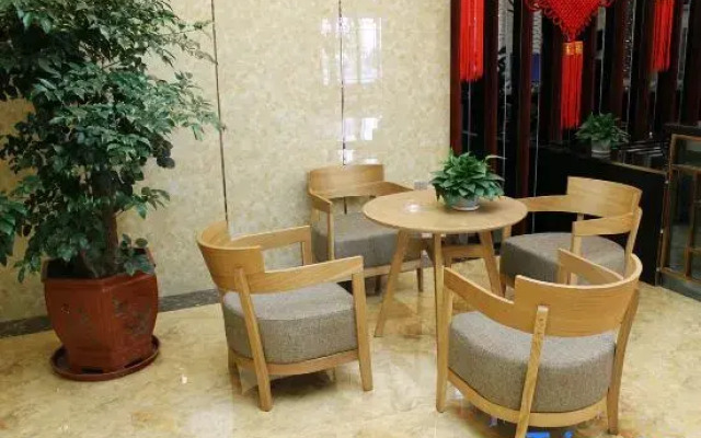 Ruiquanju Business Hotel (Qiqihar First Hospital Longsha Park Branch)