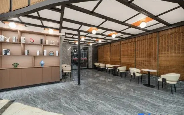 Aifeng Hotel (Yueyang Tower Pedestrian Street Branch) under Home Inn