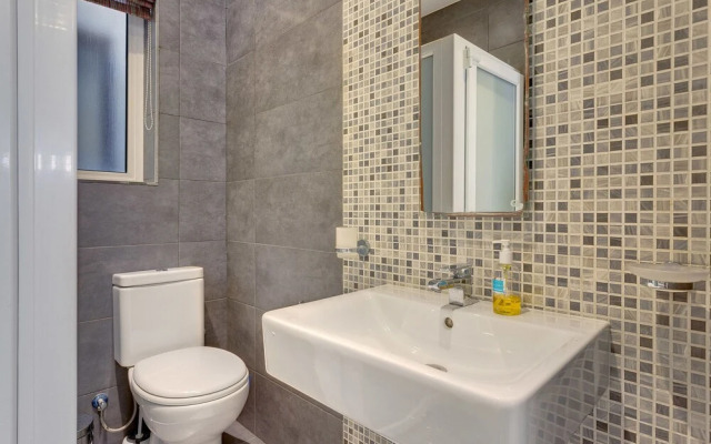 Stylish 2BR Apart, Steps Away from the Beach