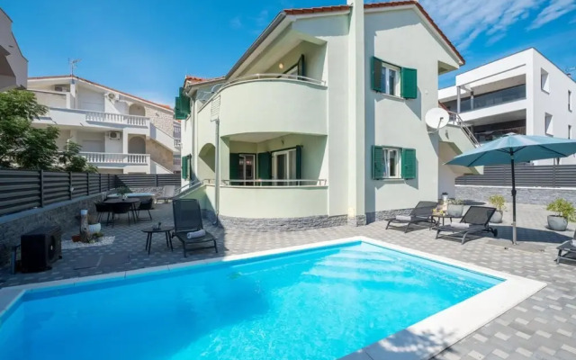 Villa S