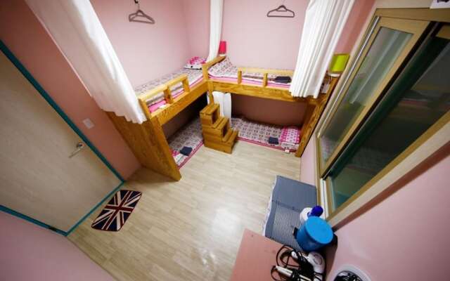 Across the Street Guesthouse - Hostel