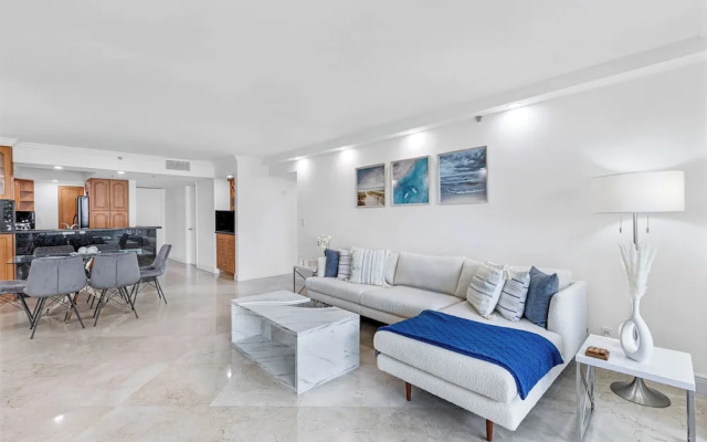 3 Bedroom Condo With Stunning Balcony View