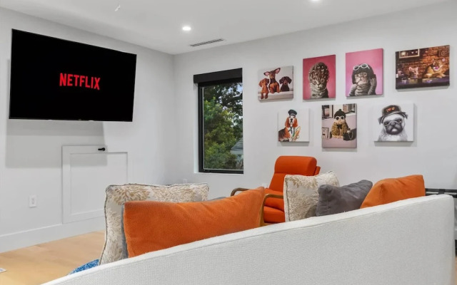 Luxury Clarendon 4-BR Homestay - McVeigh