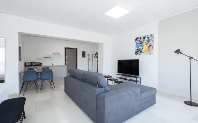 Spacious Urban Retreat Central 2-bedroom Haven for 8