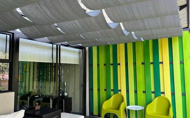BEE Suites Santa Ana