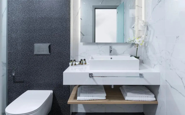 V Luxury Suites