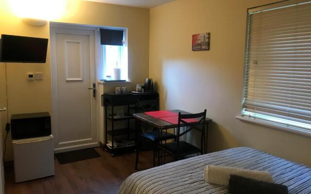 Studio-1-Staines/Heathrow/London-own entrance
