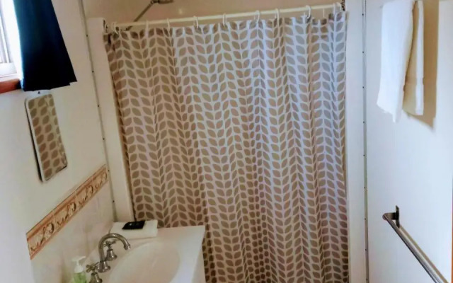 Rocks Retreat Cabin - Seal