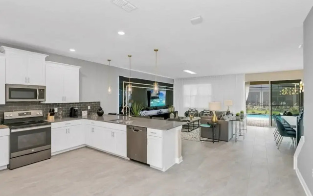 4552target 9 Bedroom Home