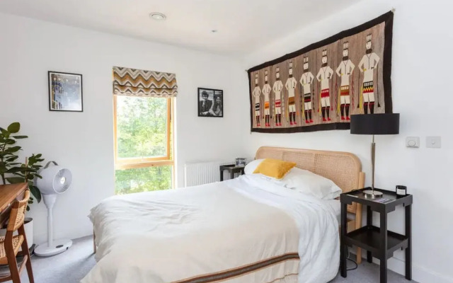 Bright 2 Bedroom Apartment Near Victoria Park