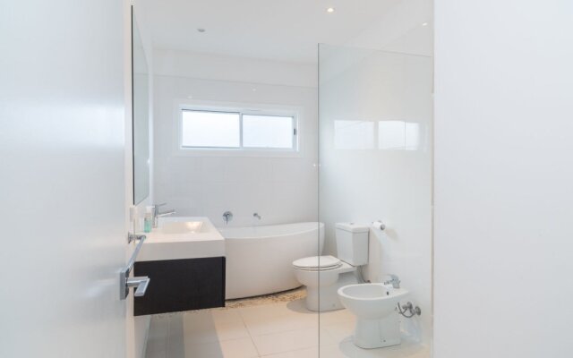 Currawong Close - Heated Pool, Home Theatre, WiFi, 4 bdrm, Pool Table