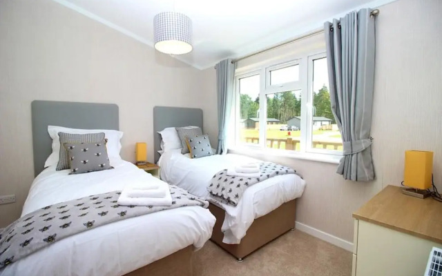 Hollicarrs - Bumblebee Lodge