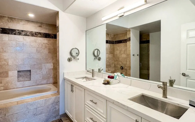 Luxury Ocean View Condo w Huge Deck