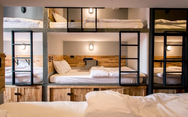 Sleepy Dealer Hostel Bar