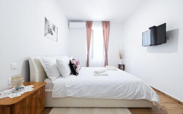 Palazzo D Apartments - One