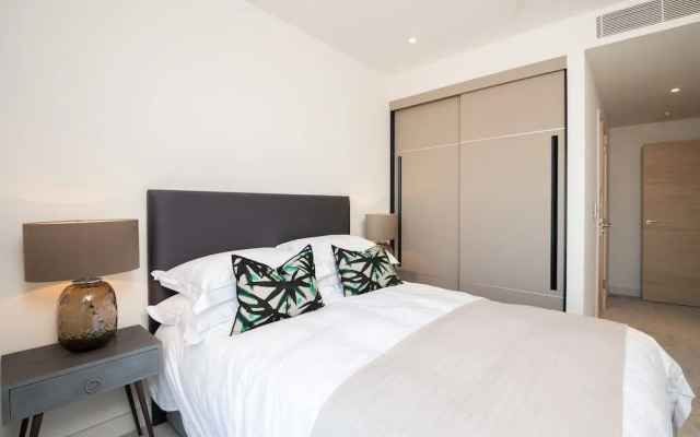 Modern Family Home close to Victoria Station