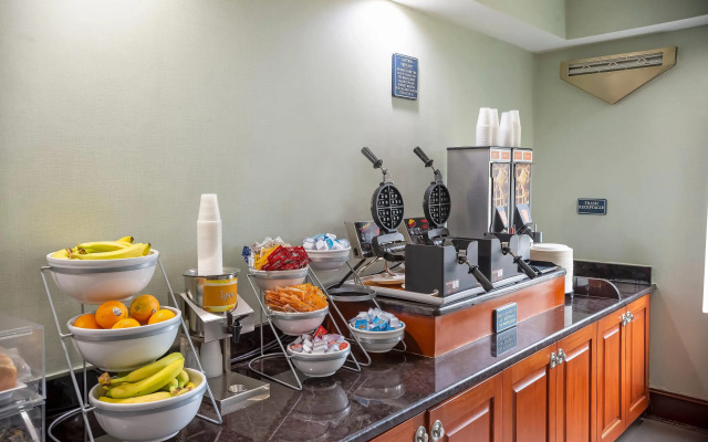 Comfort Suites Outlet Center
