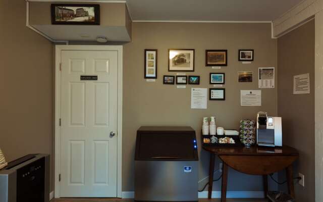 Bearskin Neck Motor Lodge