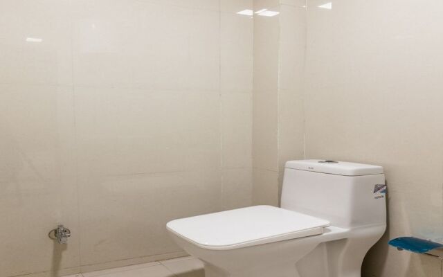 Oyo 27653 Savoy Suites