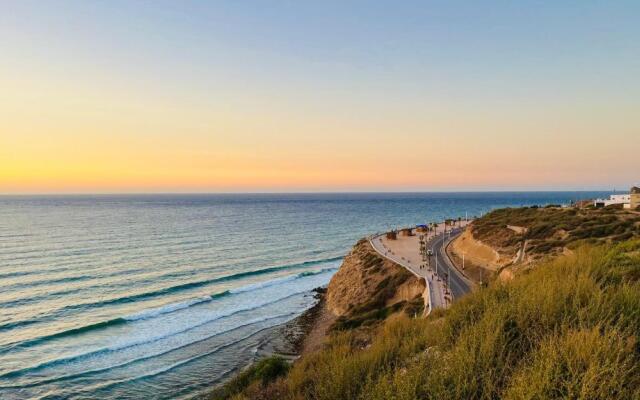 Seaside View: Enjoy Sunsets at fully equipped Apt.