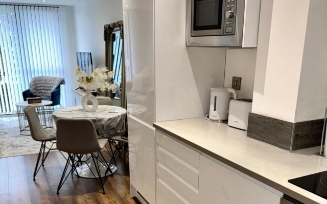 Stylish 2-bed Apt-private Parking-10mins to Centre
