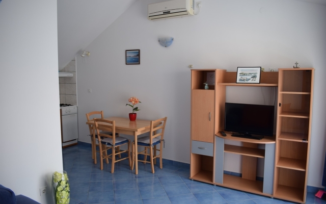 Apartment Den - with pool: C3 Tribunj, Riviera Sibenik