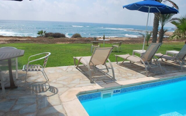 "sea Front Villa With Private Heated Pool, Quiet Area Paphos 322"