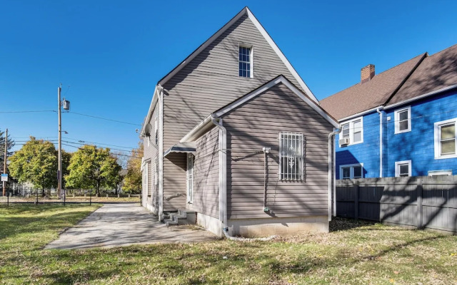 8 Mi to Dtwn: Cleveland Family Home