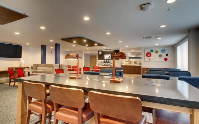 Holiday Inn Express & Suites Lincoln East - White Mountains by IHG