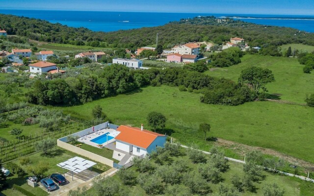 Elegant Villa With Swimming Pool in Pula Near Sea