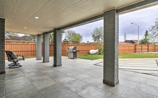 Patio & Grill: Spacious Gem Near Gulf Coast!
