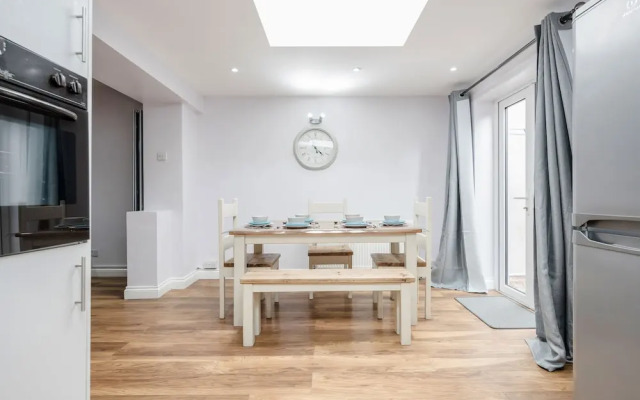 TMS Beautiful 4 Bedroom House!dagenham!freeparking