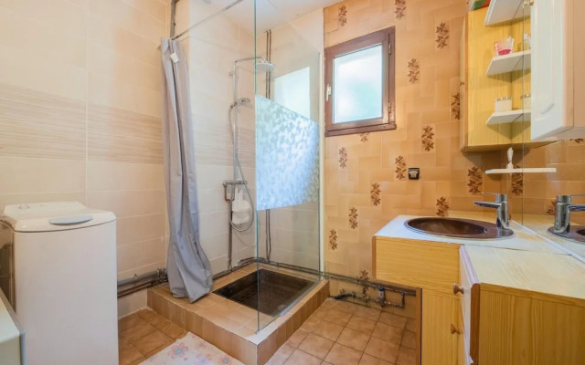 Inviting Holiday Home in Miremont With Garden