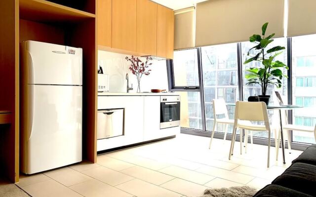 Luxury River Views Apartment