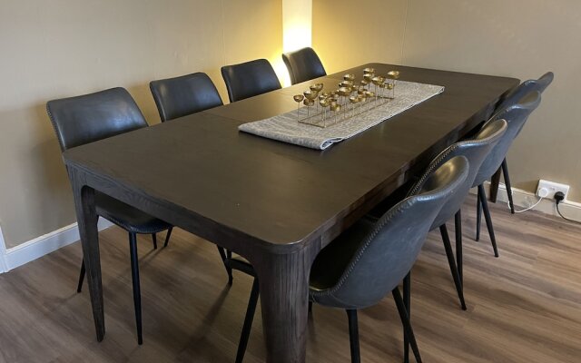 Impeccable 4-bed Apartment in Bath