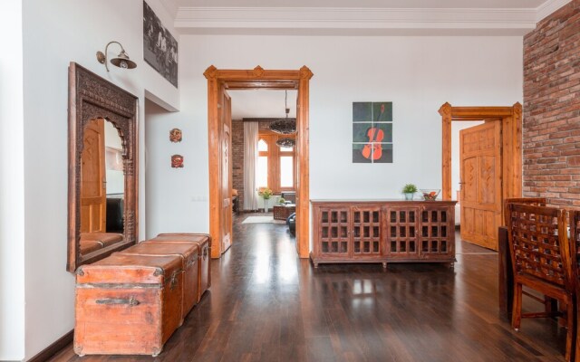 Supercentral Spacious Apartment
